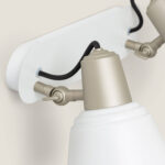 Applique murale orientable en métal et verre, finition beige champagne, abat-jour opalin et platine murale blanche