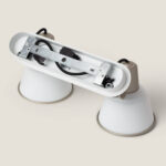 Applique murale double spots, abat-jours coniques blancs, support métallique ovale, orientation réglable