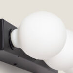 Applique murale avec globes en verre opalin blanc et support métal noir mat