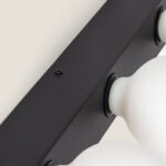 Applique murale en métal noir mat avec globes en verre blanc