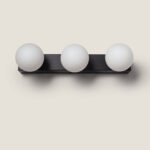 Applique murale 3 globes en verre opalin sur barre métallique noire finition mate