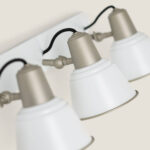 Applique murale 3 spots en métal, abat-jour blanc conique et finitions beige
