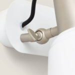 Applique murale métal réglable finition beige mat, câble noir et abat-jour verre opalin