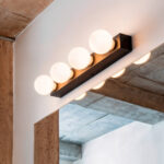 Applique murale 4 globes verre opalin sur barre métal noir, fixation murale pour salle de bain