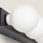 Applique murale métal noir à globes ronds en verre opalin blanc