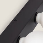 Applique murale noire en métal sur barre avec globes en verre opalin blanc, 4 spots