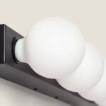 Applique murale à deux globes blancs en verre sur support métallique noir