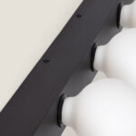 Applique murale métal noir avec globes en verre opalin