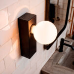 Applique murale noire en métal avec globe opalin blanc et base rectangulaire