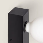 Applique murale en métal noir mat avec platine rectangulaire et globe opalin blanc