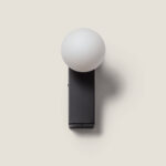 Applique murale noire en métal avec globe en verre opalin blanc, fixation murale rectangulaire