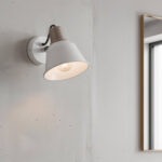 Applique murale blanche en métal avec abat-jour conique mat et plaque murale ronde