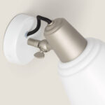 Applique murale en métal satiné avec abat-jour en verre blanc strié, fixation murale ronde et tête orientable