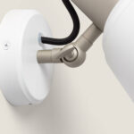 Applique murale orientable en métal beige avec abat-jour blanc et platine murale ronde blanche