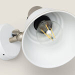 Lampe murale en métal blanc orientable avec abat-jour conique et ampoule LED à filament visible