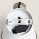 Applique murale conique en métal blanc, support de fixation et connecteur électrique visibles