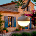 Lampe portable LED beige globe suspendue à une branche, éclairage d'extérieur