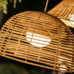 Suspension en osier beige avec ampoule LED visible, abat-jour en lattes arrondies