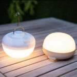 Lampe portable LED blanche en forme de boule avec crochet métallique et socle