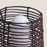 Lampe à poser cylindrique à diffuseur blanc et structure tressée brune