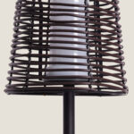 Lampe à poser avec abat-jour tressé brun, diffuseur cylindrique blanc et tige métallique noire