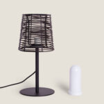 Lampe à poser extérieure brune, abat-jour tressé, pied et socle métal noir, câble visible