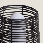 Lampe à poser noire avec diffuseur cylindrique blanc et abat-jour ajouré en lattes