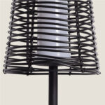 Lampe à poser extérieure noire avec abat‑jour tressé et diffuseur cylindrique blanc sur pied