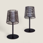 Lampe à poser extérieure noire, abat-jour en treillis métallique cylindrique et diffuseur blanc, pied fin et base ronde