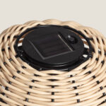 Lampe solaire à poser noire avec panneau photovoltaïque circulaire intégré sur abat-jour en osier tressé beige