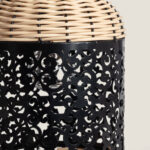 Lampe à poser extérieure en osier naturel avec abat-jour en métal ajouré noir