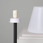 Lampe à poser tige noire, douille crème et abat-jour blanc mat en arrière-plan