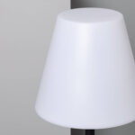 Lampe à poser extérieure avec abat-jour conique blanc et pied noir vertical