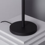 Lampe à poser base ronde noire en métal mat avec tige fine et câble