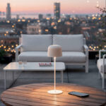 Lampe à poser extérieure beige en aluminium, piètement fin et abat-jour rond