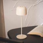 Lampe à poser beige à abat-jour rond et pied fin, finition mate