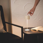 Lampe à poser beige, tige blanche fine et base ronde, éclairage LED chaud