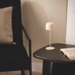 Lampe à poser beige forme champignon sur une table basse