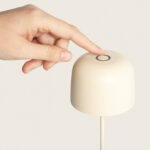 Lampe à poser beige en forme de dôme sur tige avec bouton tactile circulaire