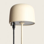 Lampe à poser beige aluminium mat, abat-jour arrondi, câble de recharge visible