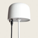 Lampe à poser blanche à abat-jour dôme, tige fine verticale et câble noir visible