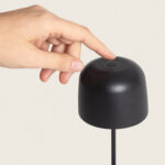 Lampe à poser noire en aluminium mat, forme cloche sur tige avec bouton tactile au sommet