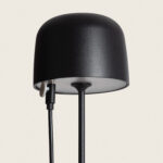 Lampe à poser noire en aluminium, abat-jour arrondi, pied fin et câble de charge visible