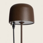 Lampe à poser marron rouille en métal, abat-jour arrondi, tige fine et câble apparent