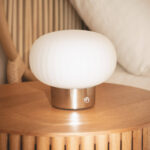 Lampe à poser ronde blanche diffuseur en verre opalin socle en métal
