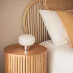 Lampe à poser blanche diffuseur côtelé en verre sur socle métallique doré, design rond pour chevet