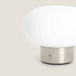 Lampe à poser blanche globe en verre côtelé sur socle métal brossé avec bouton