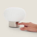 Lampe à poser blanche diffuseur ovale socle métal brossé commande tactile