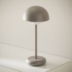 Lampe à poser beige mat en métal, abat-jour dôme, tige fine et base ronde