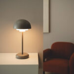 Lampe à poser LED gris mat, abat-jour demi-sphère, pied fin et base ronde, lumière chaude